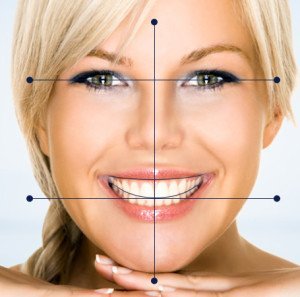 Формула идеальной улыбки включает в себя множество показателей — форму, размер, цвет зубов, а также общие пропорции лица.