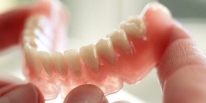 Съемные нейлоновые протезы отличаются высокой эстетичностью, поскольку при использовании незаметны во рту.