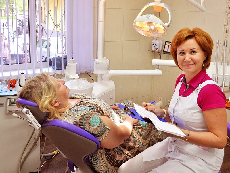 На фото доктор Кабанова ведет прием пациентов в стоматологии «Дентокласс»