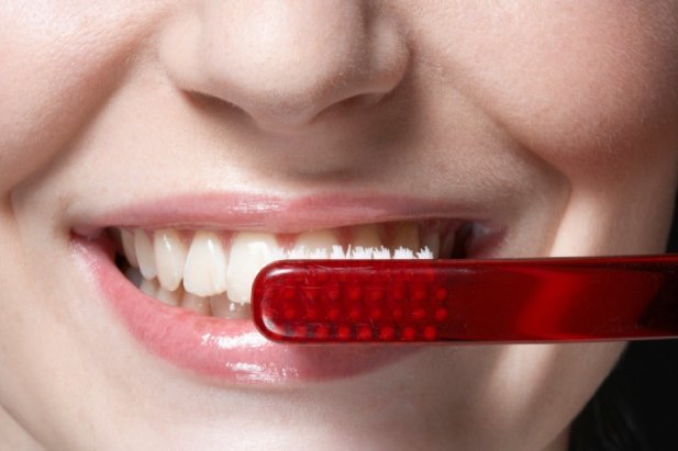 Миф о неопасности кровоточивости десен лидирует в нашем списке. По статистике более половины людей не видят ничего страшного в появлении крови при чистке зубов.
