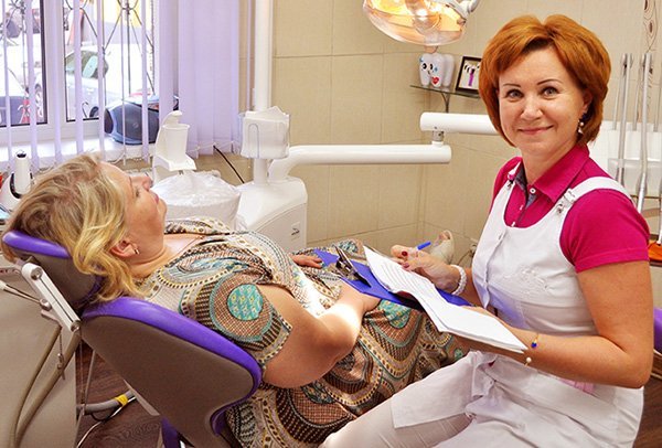 На фото – Кабанова Наталья Александровна с пациентом.